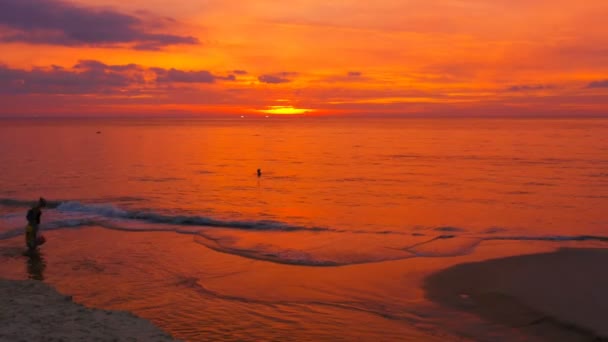 Touristen Strand Während Eines Atemberaubenden Sonnenuntergangs Über Dem Meer Strand — Stockvideo