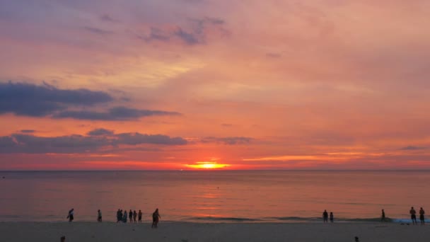Touristen Strand Während Eines Atemberaubenden Sonnenuntergangs Über Dem Meer Strand — Stockvideo