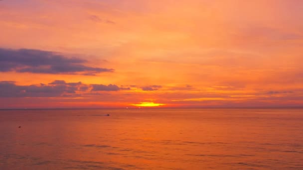 Туристы Пляже Время Потрясающего Заката Над Морем Пляже Карон Пхукет — стоковое видео