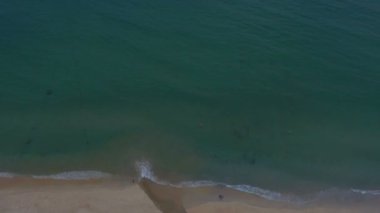 Karon beach Phuket Tayland denizde aşağı kanal akıştan su