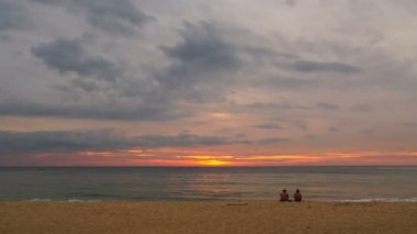 Kırmızı günbatımı Karon beach Phuket Tayland çarpıcı timelapse