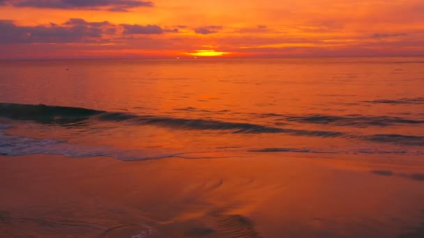 Turistas Playa Durante Impresionante Atardecer Sobre Mar Playa Karon Phuket — Vídeos de Stock