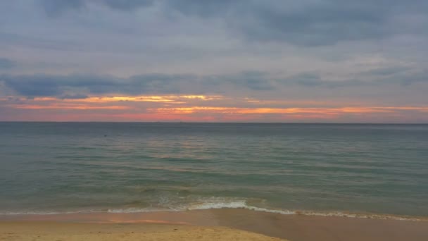 Turisti Sulla Spiaggia Durante Tramonto Mozzafiato Sul Mare Alla Spiaggia — Video Stock