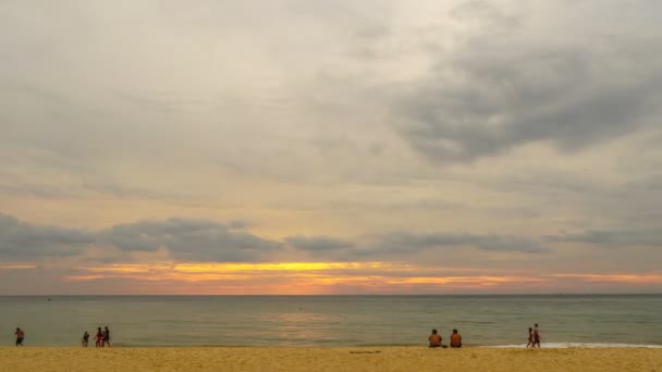 Timelapse Αναισθητοποίηση Κόκκινο Ηλιοβασίλεμα Στην Παραλία Karon Phuket Ταϊλάνδη — Αρχείο Βίντεο