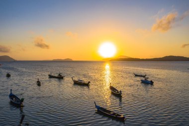gündoğumu Rawai deniz Phuket Tayland balıkçı tekneleri yukarıda sırasında sarı gökyüzü