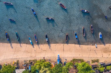 üstten görünüm balıkçı tekneleri sahile sırasında düşük tide Rawai Beach Phuket Tayland