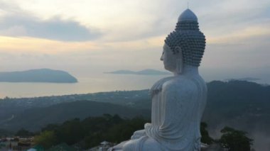 Phuket Big Buddha adada Adası en önemli ve saygın yerlerinden biridir. Sen varken büyük Buda yüksek dağın olduğunu Phuket Phuket Adası etrafında görebilirsiniz