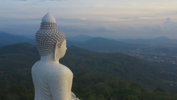 Phuket Big Buddha Ist Eines Der Wichtigsten Und Verehrtesten Wahrzeichen — Stockvideo