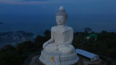 Phuket Big Buddha adada Adası en önemli ve saygın yerlerinden biridir. Sen varken büyük Buda yüksek dağın olduğunu Phuket Phuket Adası etrafında görebilirsiniz