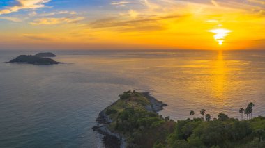 Promthep cape Phuket Tayland büyük fenerinde yukarıda hava fotoğrafçılığı günbatımı