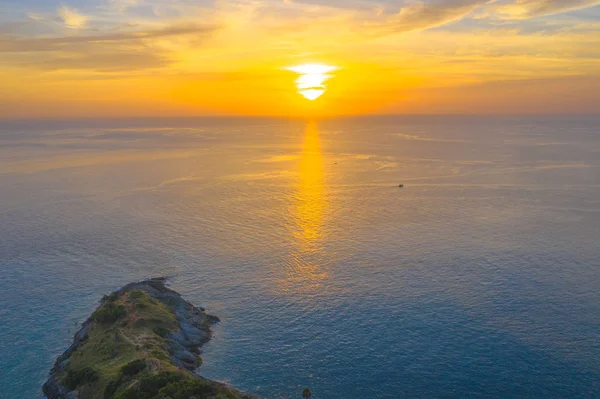 Fotografia Aérea Pôr Sol Acima Grande Farol Promthep Capa Phuket — Fotografia de Stock