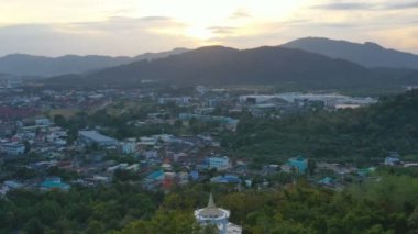 Khao Rang Phuket Phuket town.on Khao Rang bakış açısı orta yerde dönüm noktası bakış günbatımında sırasında hava görünümünü Phuket şehir Chalong iskele ve Phuket big Buddha için tepenin üzerinde görebilirsiniz