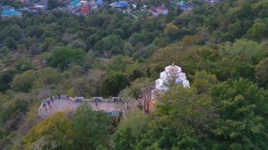 Khao Rang Phuket Phuket town.on Khao Rang bakış açısı orta yerde dönüm noktası bakış günbatımında sırasında hava görünümünü Phuket şehir Chalong iskele ve Phuket big Buddha için tepenin üzerinde görebilirsiniz