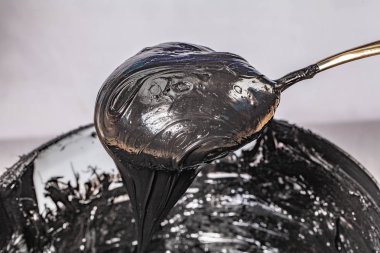 mürekkep veya boya orada kumaş üzerine baskı için birkaç türü vardır. Koyu kumaş üzerine baskı için kullanılan mürekkep her zaman plastisol mürekkep kullanma