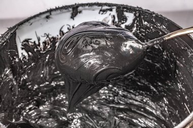 mürekkep veya boya orada kumaş üzerine baskı için birkaç türü vardır. Koyu kumaş üzerine baskı için kullanılan mürekkep her zaman plastisol mürekkep kullanma