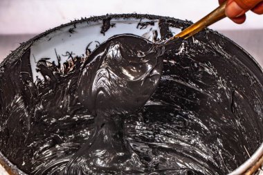 mürekkep veya boya orada kumaş üzerine baskı için birkaç türü vardır. Koyu kumaş üzerine baskı için kullanılan mürekkep her zaman plastisol mürekkep kullanma