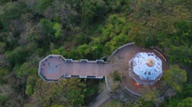 Khao Rang Phuket Phuket town.on Khao Rang bakış açısı orta yerde dönüm noktası bakış günbatımında sırasında hava görünümünü Phuket şehir Chalong iskele ve Phuket big Buddha için tepenin üzerinde görebilirsiniz