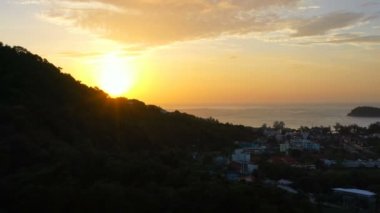 hava fotoğrafçılığı güzel bulut gün batımında Kata beach Phuket üzerinde
