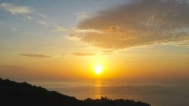 hava fotoğrafçılığı güzel bulut gün batımında Kata beach Phuket üzerinde