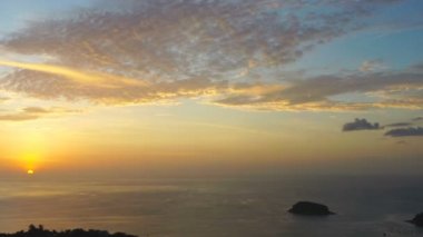 hava fotoğrafçılığı güzel bulut gün batımında Kata beach Phuket üzerinde