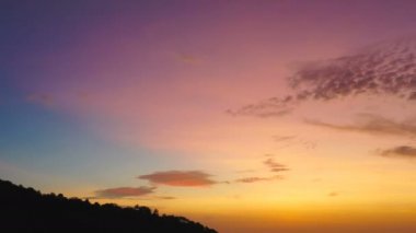 hava fotoğrafçılığı güzel bulut gün batımında Kata beach Phuket üzerinde