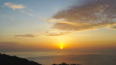 hava fotoğrafçılığı güzel bulut gün batımında Kata beach Phuket üzerinde