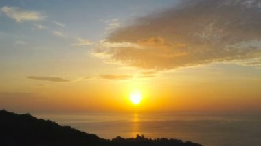 hava fotoğrafçılığı güzel bulut gün batımında Kata beach Phuket üzerinde