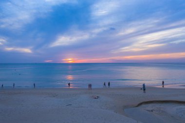 turist rahatla Karon beach Phuket Tayland
