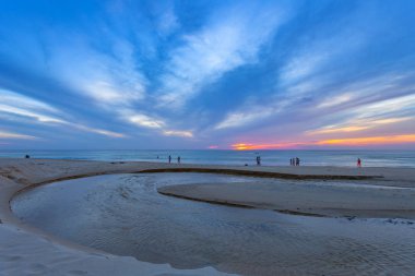 havadan görünümü sahilde küçük bir kanal bağlanmak denize Karon Beach Phuket Tayland