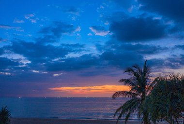 Karon Plajı'nda hava görünümünü günbatımı. Bir Karon beach bir plaj geniş ve uzun olmasıdır. Kum ve güzel Plajı Yüzme için uygundur ve bir eğitim dalış olarak kullanılır