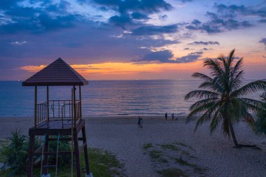 Karon Plajı'nda hava görünümünü günbatımı. Bir Karon beach bir plaj geniş ve uzun olmasıdır. Kum ve güzel Plajı Yüzme için uygundur ve bir eğitim dalış olarak kullanılır