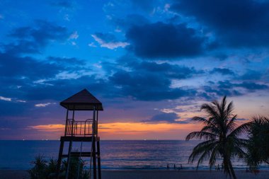 Karon Plajı'nda gün batımı. Bir Karon beach bir plaj geniş ve uzun olmasıdır. Kum ve güzel Plajı Yüzme için uygundur ve bir eğitim dalış olarak kullanılır