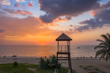 Karon Plajı'nda hava görünümünü günbatımı. Bir Karon beach bir plaj geniş ve uzun olmasıdır. Kum ve güzel Plajı Yüzme için uygundur ve bir eğitim dalış olarak kullanılır