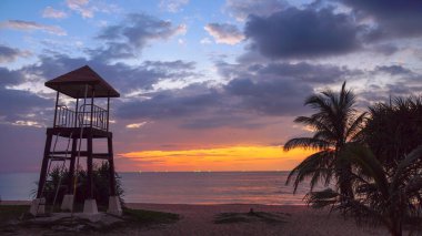 Karon Plajı'nda gün batımı. Bir Karon beach bir plaj geniş ve uzun olmasıdır. Kum ve güzel Plajı Yüzme için uygundur ve bir eğitim dalış olarak kullanılır