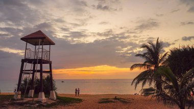 Karon Plajı'nda gün batımı. Bir Karon beach bir plaj geniş ve uzun olmasıdır. Kum ve güzel Plajı Yüzme için uygundur ve bir eğitim dalış olarak kullanılır