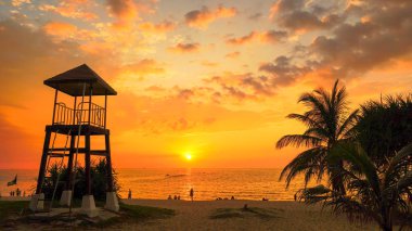 Karon Plajı'nda gün batımı. Bir Karon beach bir plaj geniş ve uzun olmasıdır. Kum ve güzel Plajı Yüzme için uygundur ve bir eğitim dalış olarak kullanılır