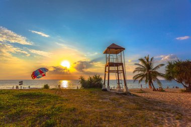  Karon beach Phuket parasailing yukarıda günbatımı