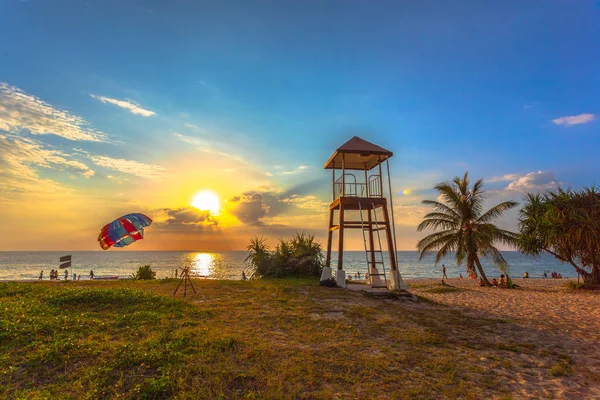  Karon beach Phuket parasailing yukarıda günbatımı