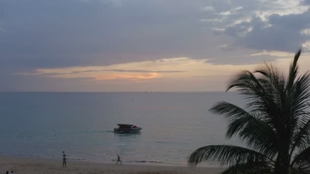 日落时在卡伦海的快艇 — 图库视频影像