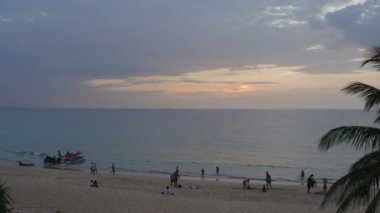 Karon Sea günbatımı kısmında dört sürat teknesi