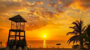 cankurtaran kulesi Karon beach Phuket Tayland, yukarıda Timelapse günbatımı