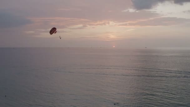 Parasailling Περνώντας Ηλιοβασίλεμα Παραλία Καρόν — Αρχείο Βίντεο