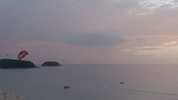 Parasailling Przekazując Zachód Słońca Mieście Karon Beach — Wideo stockowe