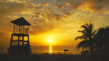 Karon Plajı'nda Timelapse günbatımı. Bir Karon beach bir plaj geniş ve uzun olmasıdır. Kum ve güzel Plajı Yüzme için uygundur ve bir eğitim dalış olarak kullanılır. Bir Karon beach kazandim birçok su sporları