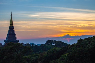 Phra Mahathat Nopamethaneedol ve Phra Mahathat Nopaphon Phum Siri bulunan Doi Inthanon Chiang Mai Thailan üstündeki on Sunset