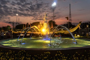 Süphan kuğu Royal taht salonu Binicilik avlunun BM AI Rak Khlai Khwam Nao Festivali Bangkok içinde görüntülenir