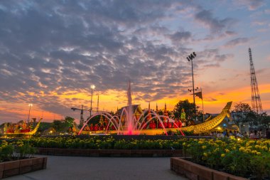 Süphan kuğu Royal taht salonu Binicilik avlunun BM AI Rak Khlai Khwam Nao Festivali Bangkok içinde görüntülenir