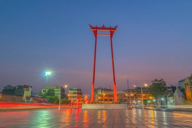 Güneş doğarken Swing ayağı Bangkok. Sao Chingcha veya Swing sütunlar içinde sallanan tören için oluşturulan mimari bulunmaktadır