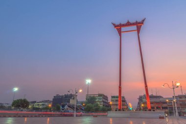 Güneş doğarken Swing ayağı Bangkok. Sao Chingcha veya Swing sütunlar içinde sallanan tören için oluşturulan mimari bulunmaktadır