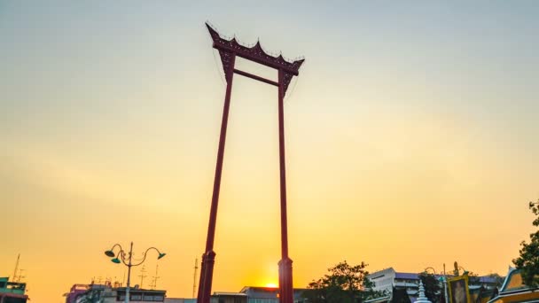 Bangkok Sao サオランチャでスイングの柱で Bangkoksunrise でスイングの柱のタイムラプス日の出はバラモン ヒンズー教の宗教のトライ山芋 Phai Teripiwa ロイヤル式スイング式のため作成したアーキテクチャ — ストック動画